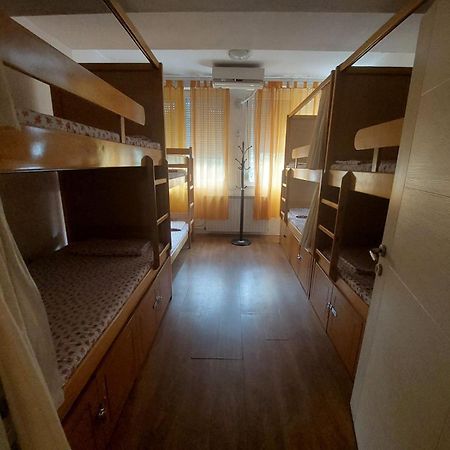 Hostel Valentin 2 สโกเปีย ภายนอก รูปภาพ