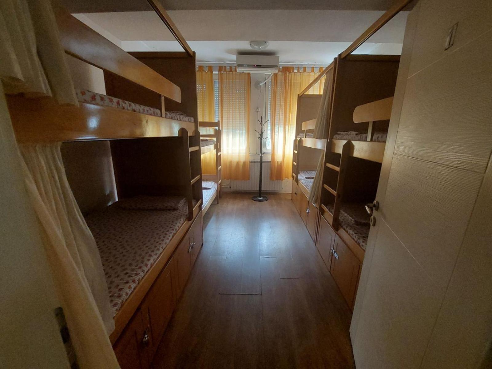 Hostel Valentin 2 สโกเปีย ภายนอก รูปภาพ