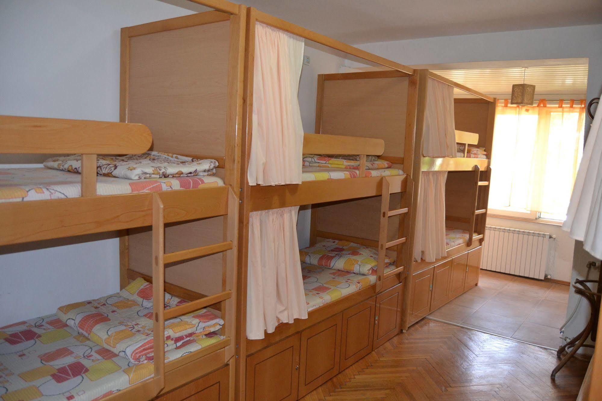 Hostel Valentin 2 สโกเปีย ภายนอก รูปภาพ