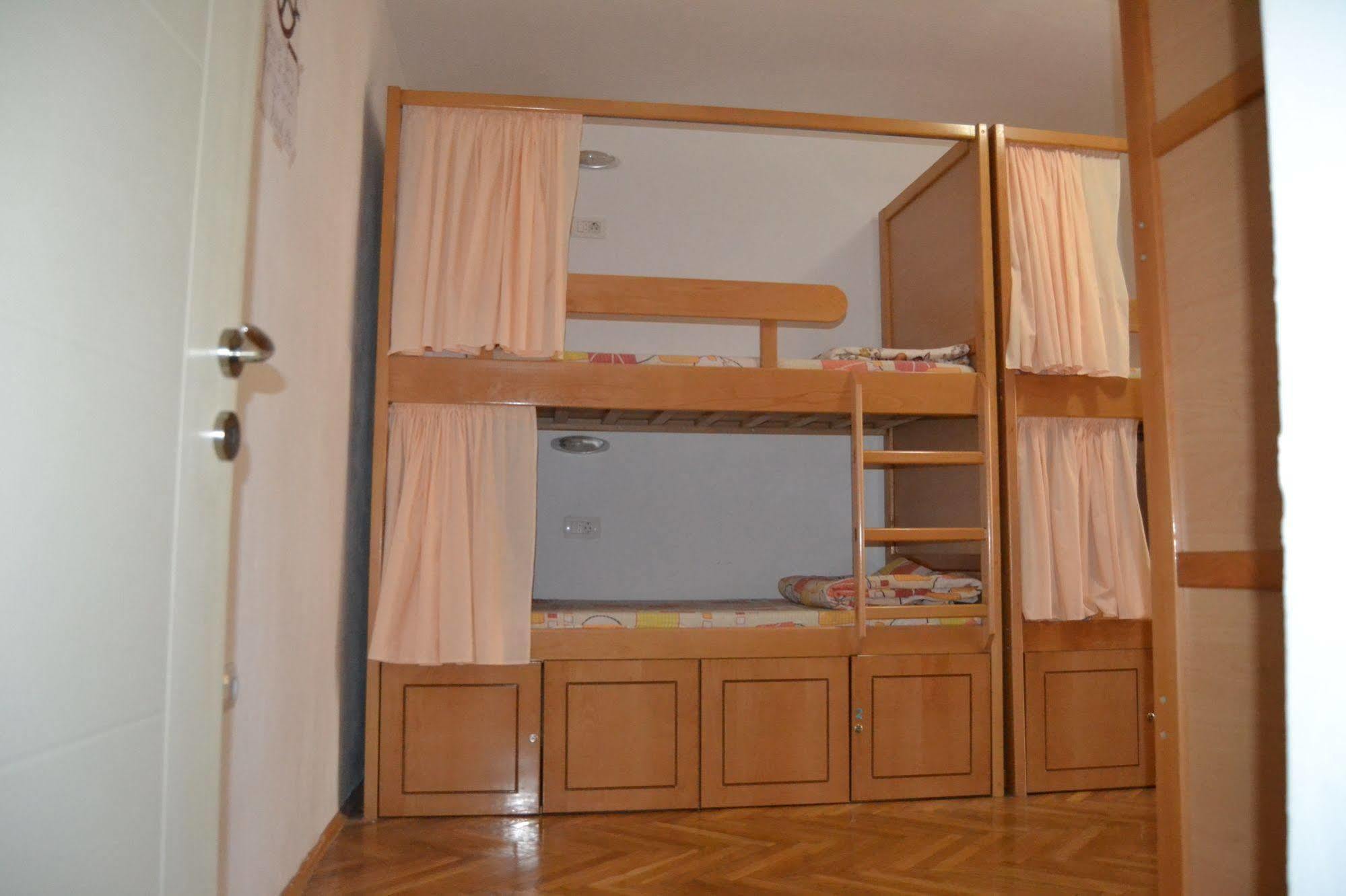 Hostel Valentin 2 สโกเปีย ภายนอก รูปภาพ