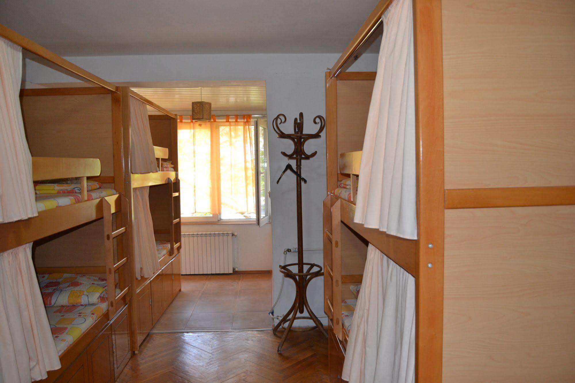Hostel Valentin 2 สโกเปีย ภายนอก รูปภาพ