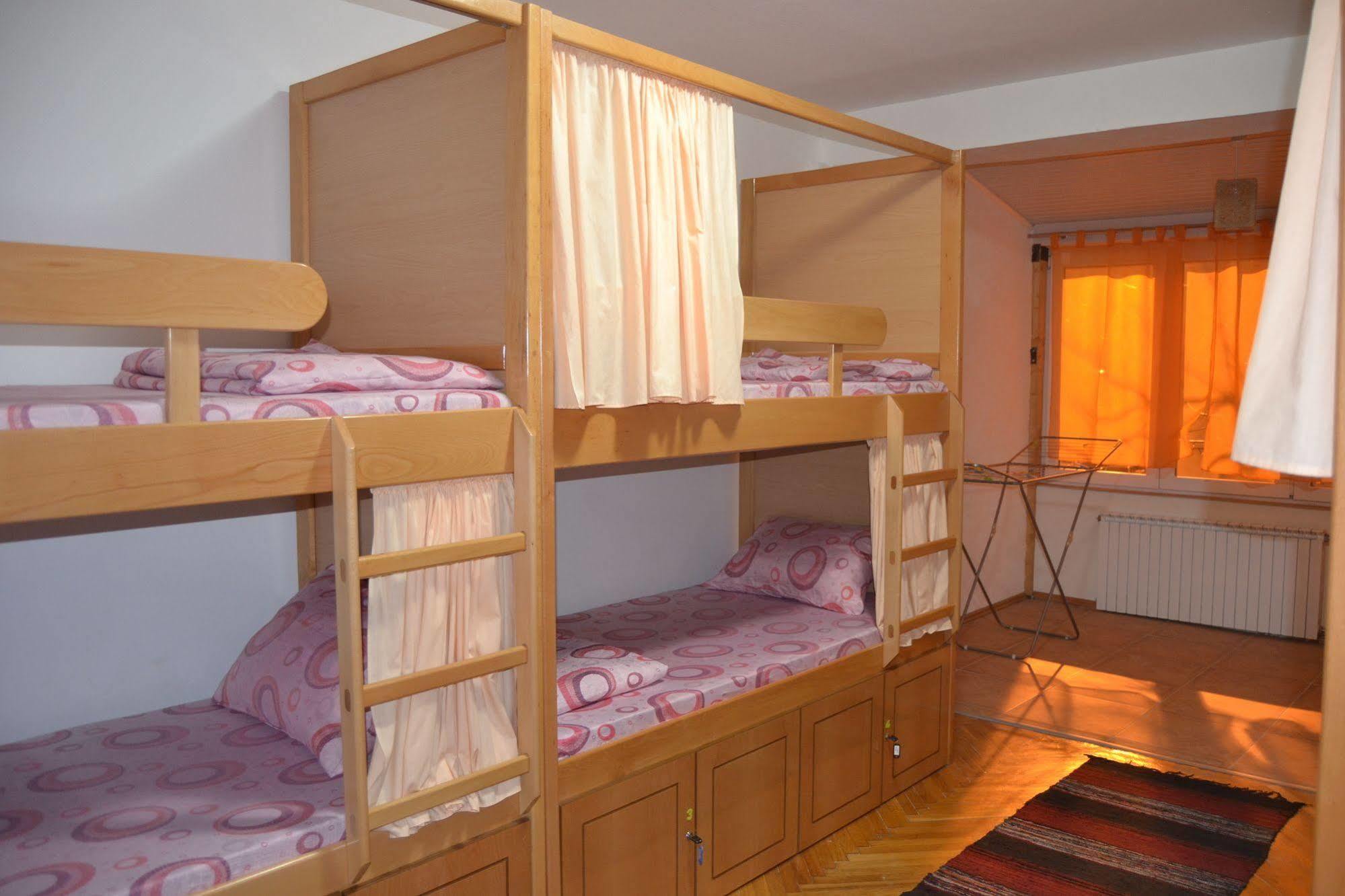 Hostel Valentin 2 สโกเปีย ภายนอก รูปภาพ